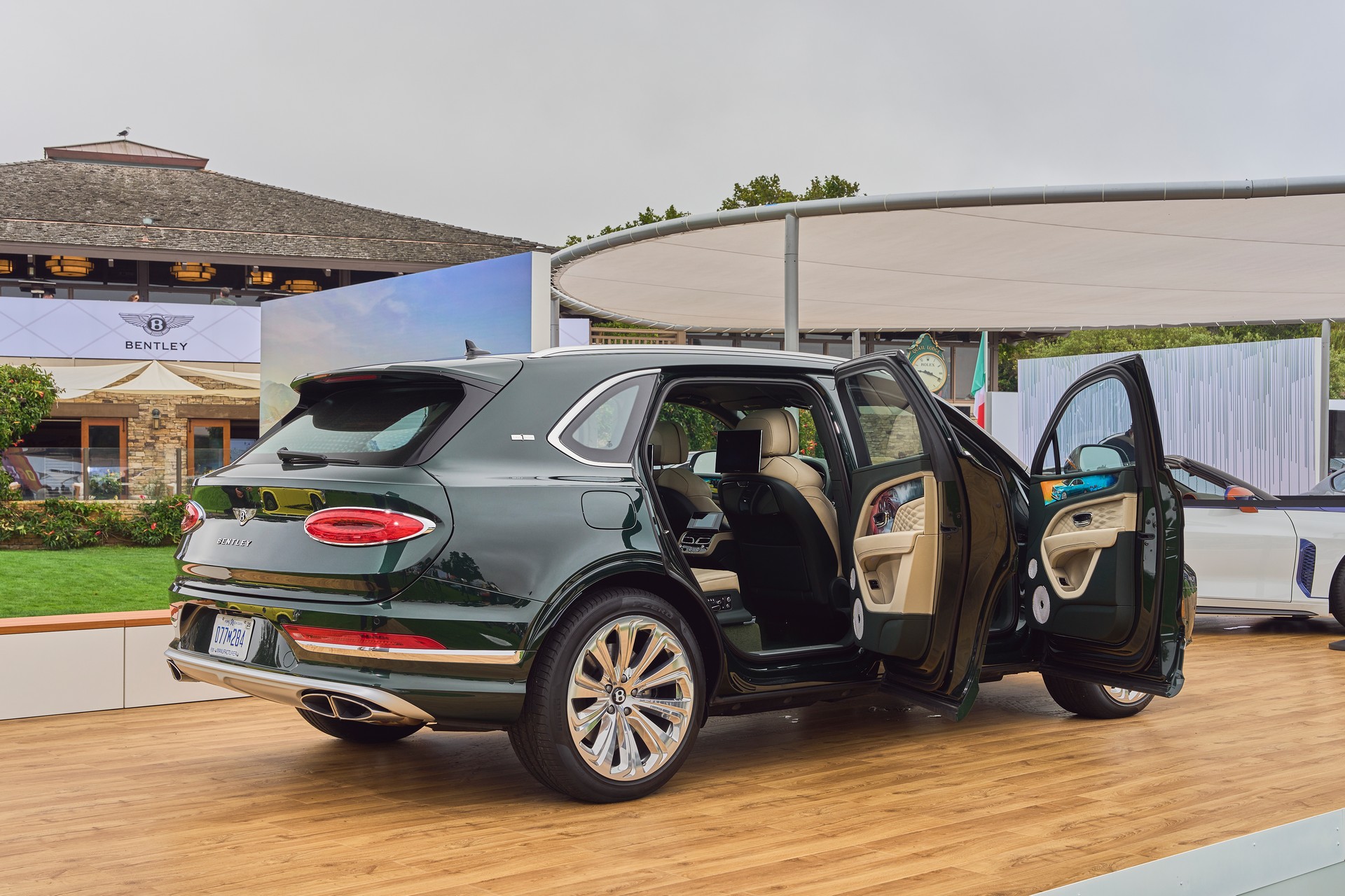 宾利添越 EWB Mulliner Gallery首次亮相移动艺术展