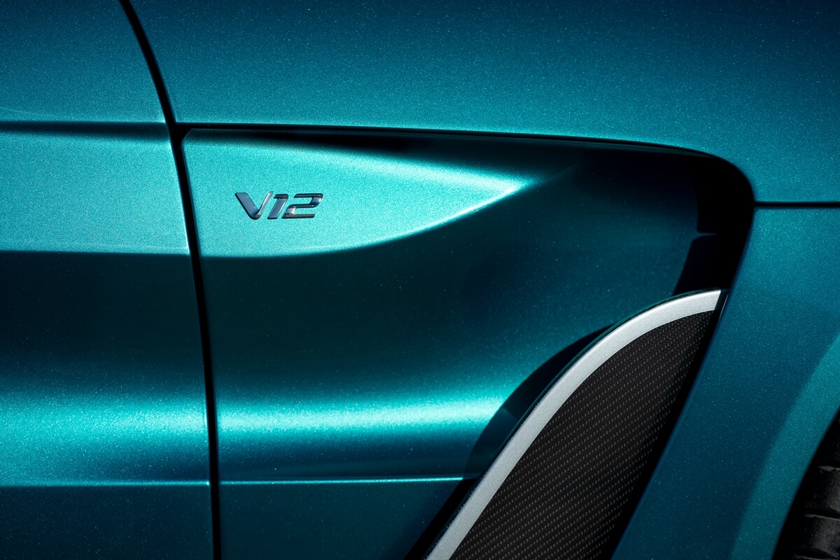 风格、声浪和速度的终极表达！阿斯顿马丁 V12 Vantage Roadster