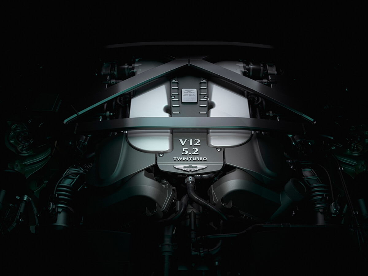 风格、声浪和速度的终极表达！阿斯顿马丁 V12 Vantage Roadster