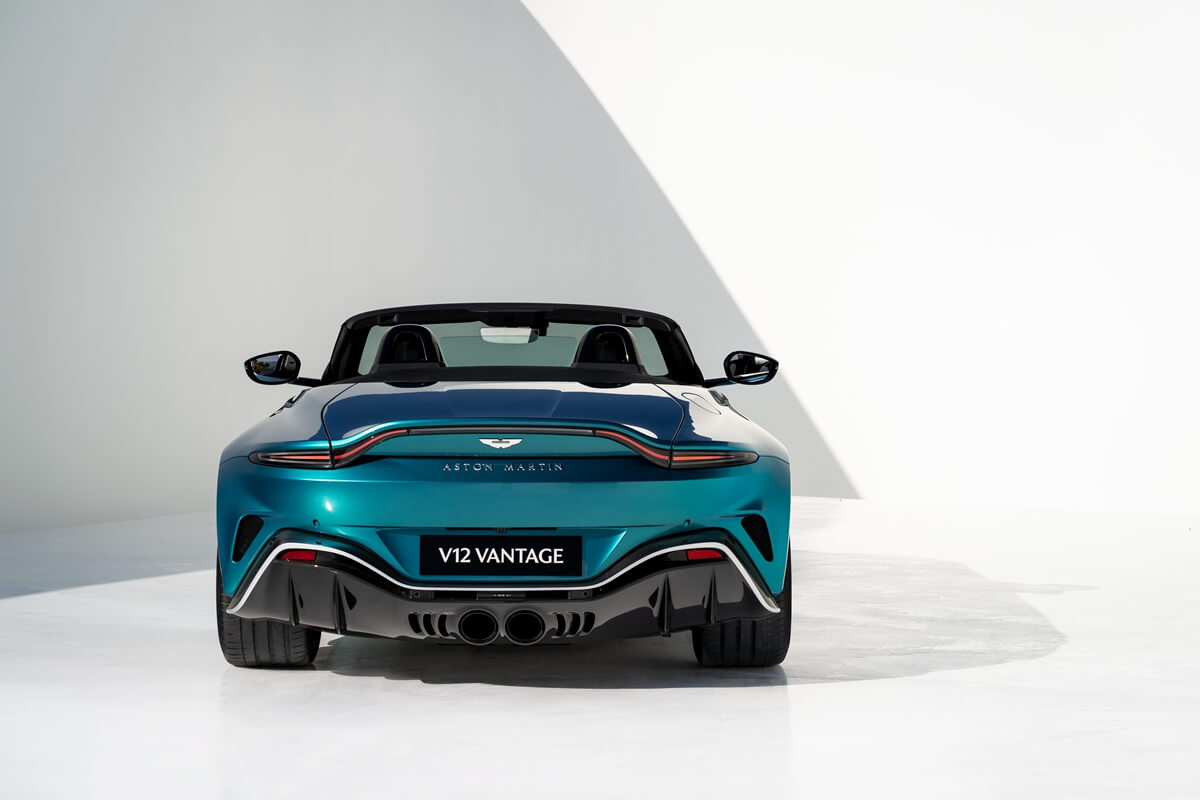 风格、声浪和速度的终极表达！阿斯顿马丁 V12 Vantage Roadster
