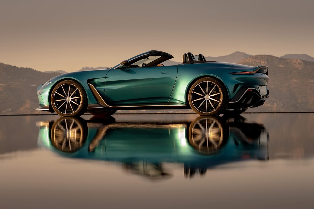 风格、声浪和速度的终极表达！阿斯顿马丁 V12 Vantage Roadster