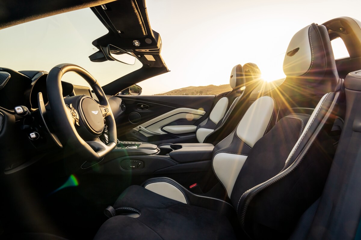风格、声浪和速度的终极表达！阿斯顿马丁 V12 Vantage Roadster