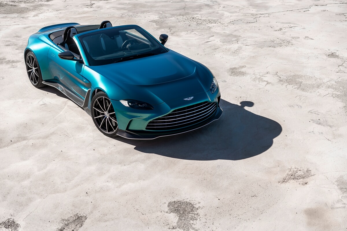 风格、声浪和速度的终极表达！阿斯顿马丁 V12 Vantage Roadster
