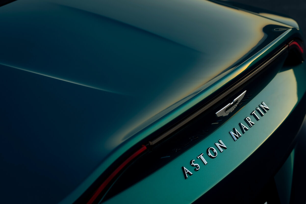 风格、声浪和速度的终极表达！阿斯顿马丁 V12 Vantage Roadster