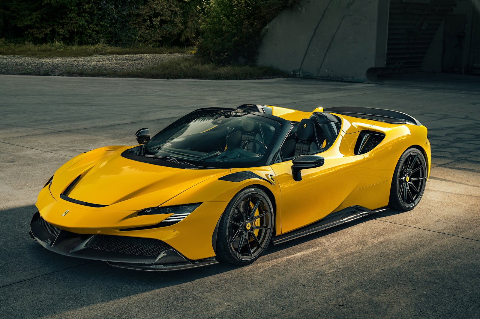 法拉利 SF90 Spider 获得 1,100 马力升级和碳纤维车身