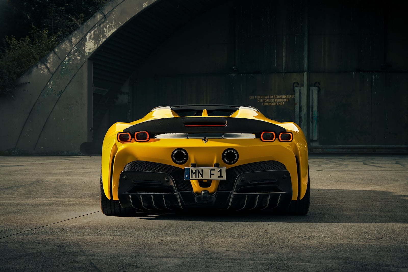 法拉利 SF90 Spider 获得 1,100 马力升级和碳纤维车身