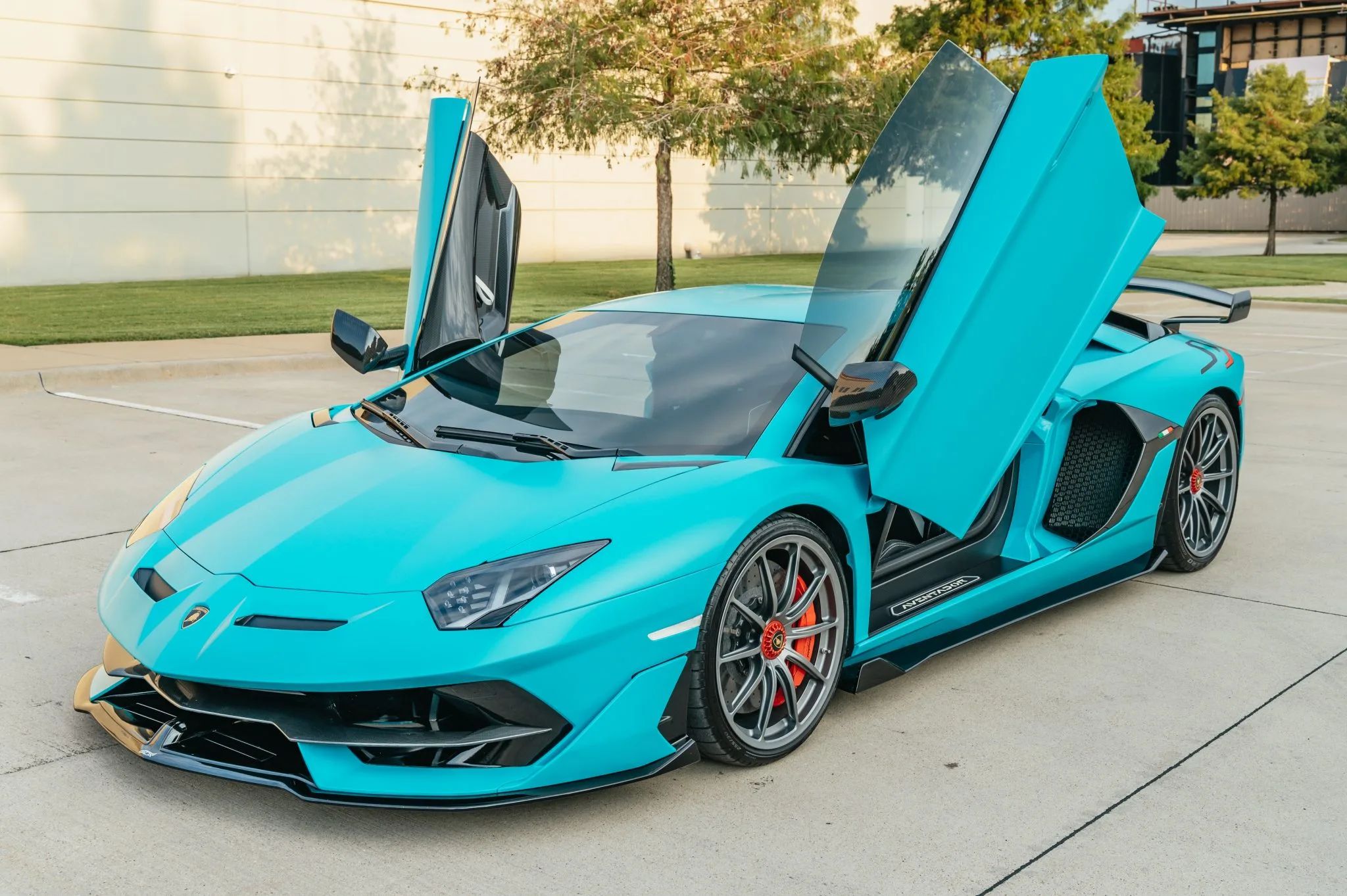 亮蓝色兰博基尼 Aventador SVJ 几乎完美