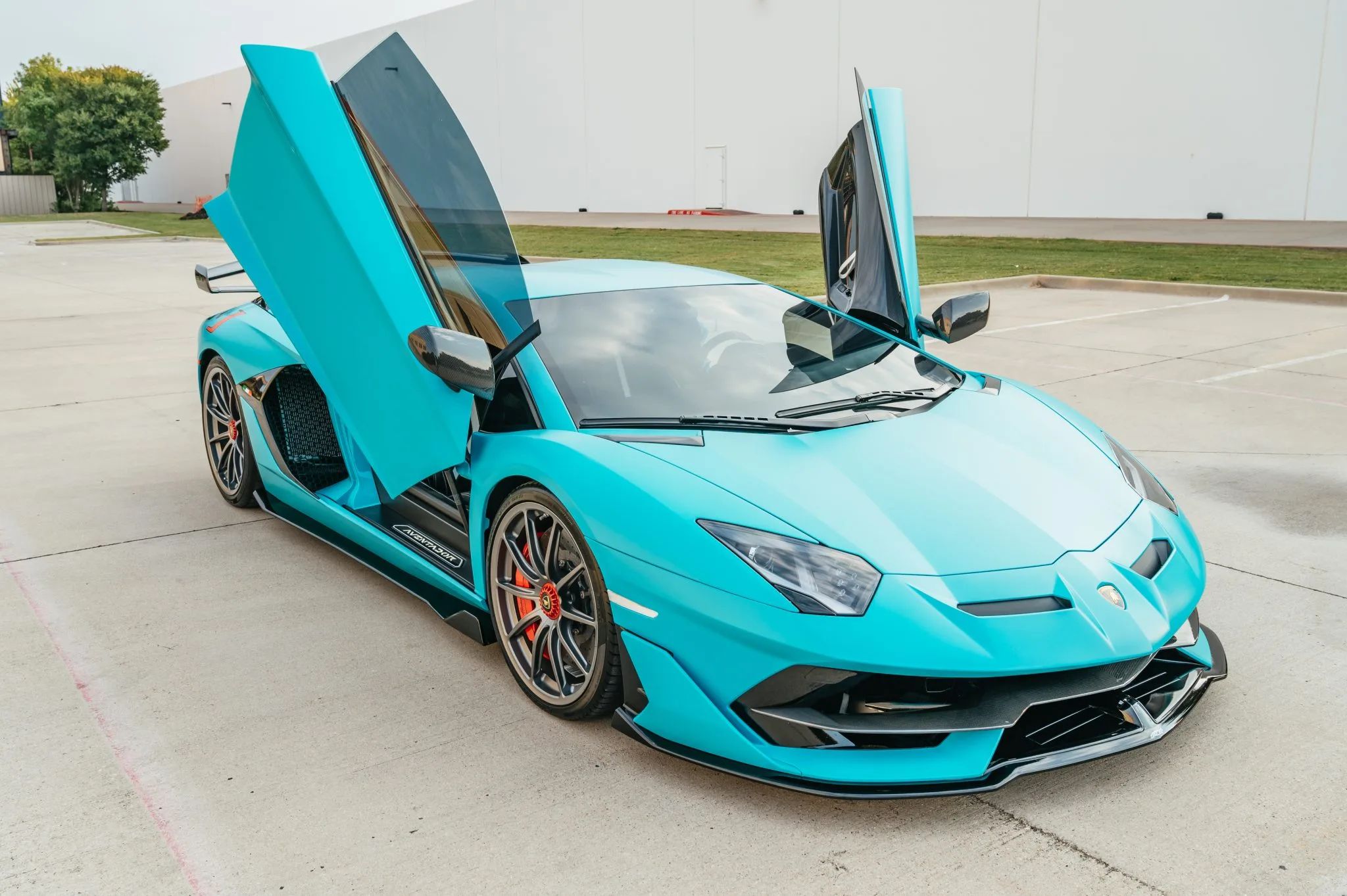 亮蓝色兰博基尼 Aventador SVJ 几乎完美
