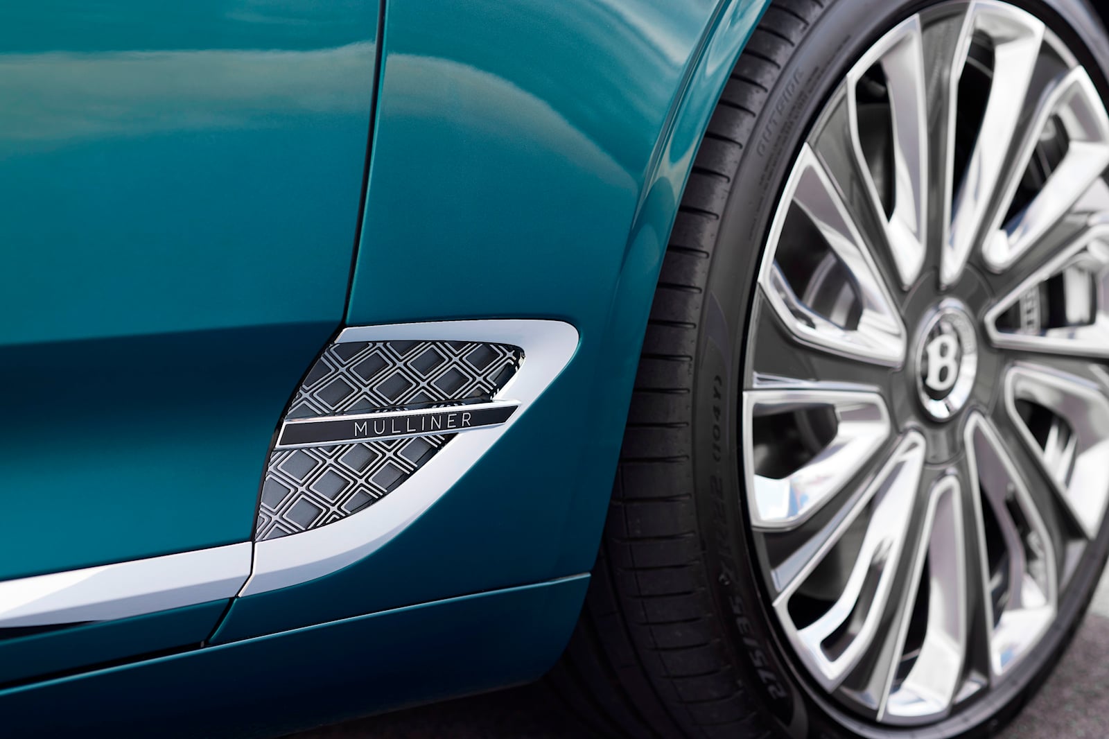 宾利 Mulliner Riviera 系列亮相