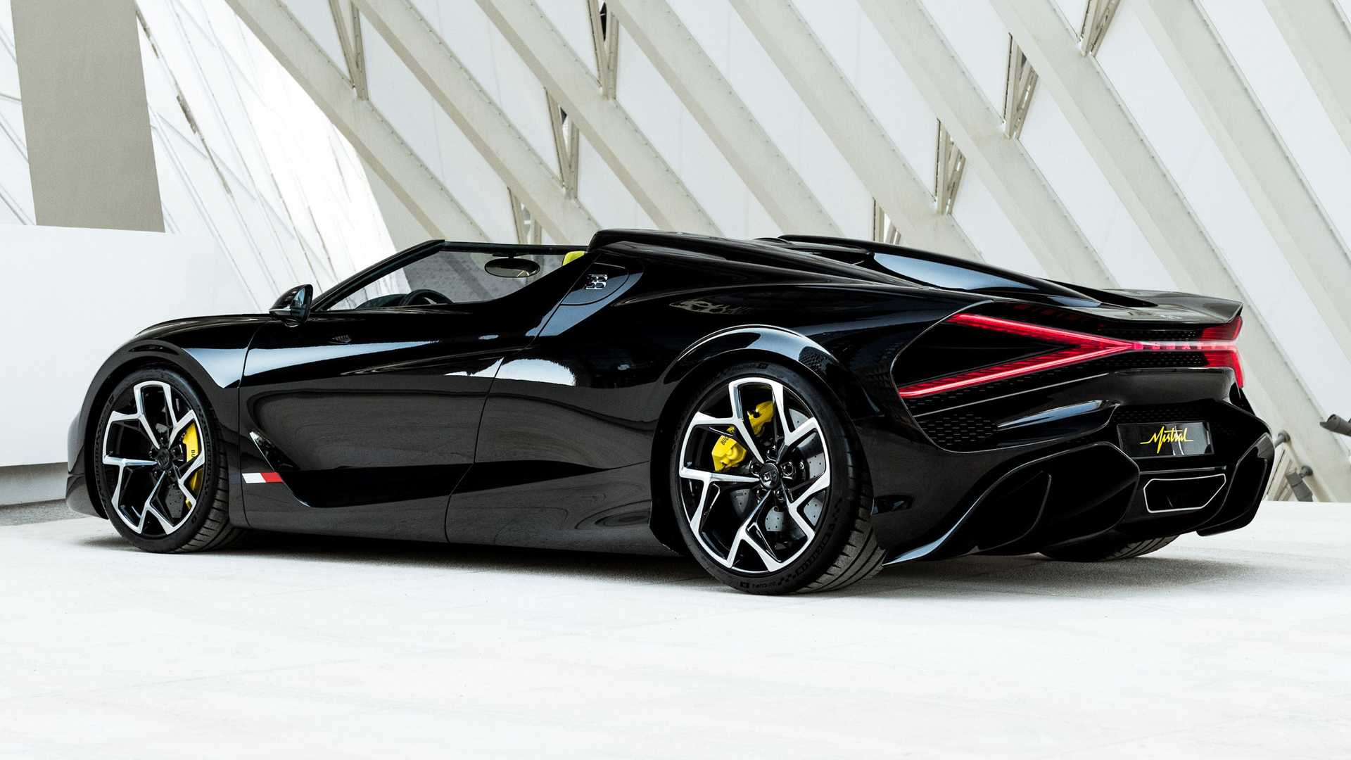 布加迪 Mistral Roadster 在中东惊艳亮相