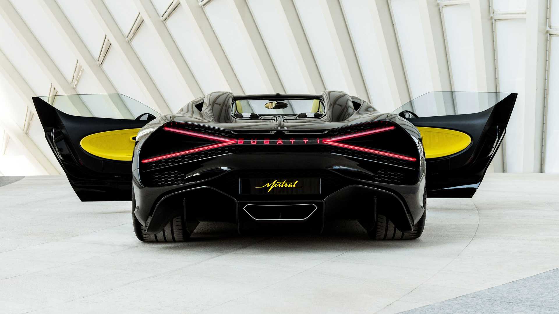 布加迪 Mistral Roadster 在中东惊艳亮相