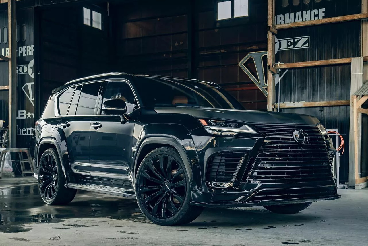 Liberty Walk 对新款雷克萨斯 LX 600 进行了中庸改造