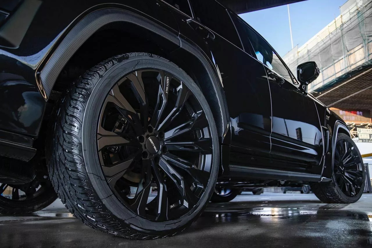 Liberty Walk 对新款雷克萨斯 LX 600 进行了中庸改造