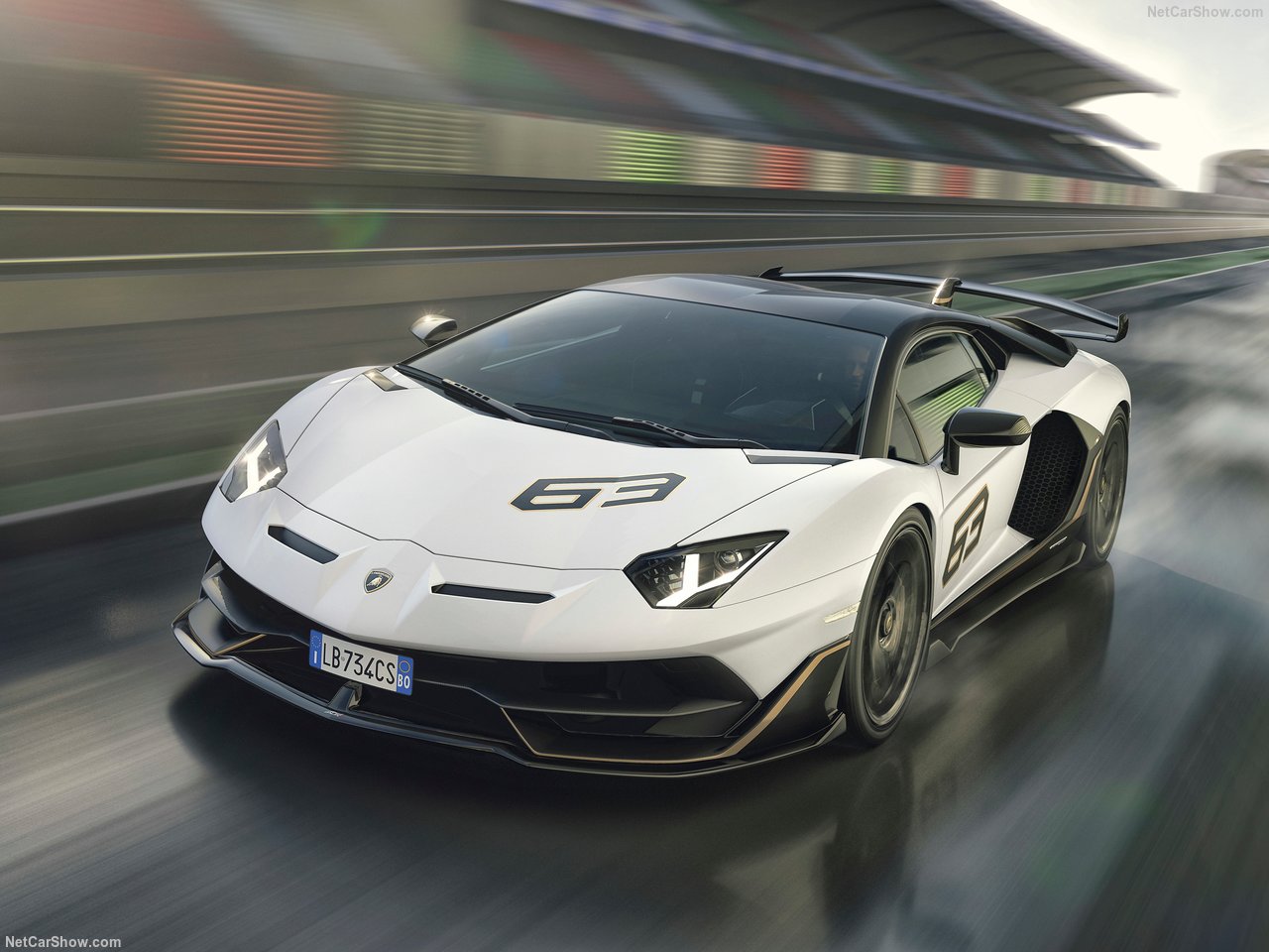 法拉利 812 vs 兰博基尼 Aventador SVJ 谁才是地表最强V12 NA 王者？