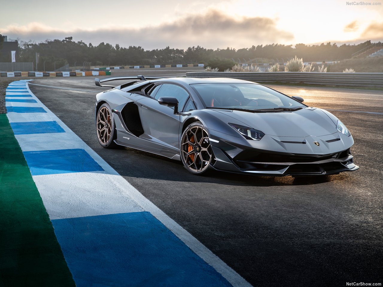 法拉利 812 vs 兰博基尼 Aventador SVJ 谁才是地表最强V12 NA 王者？