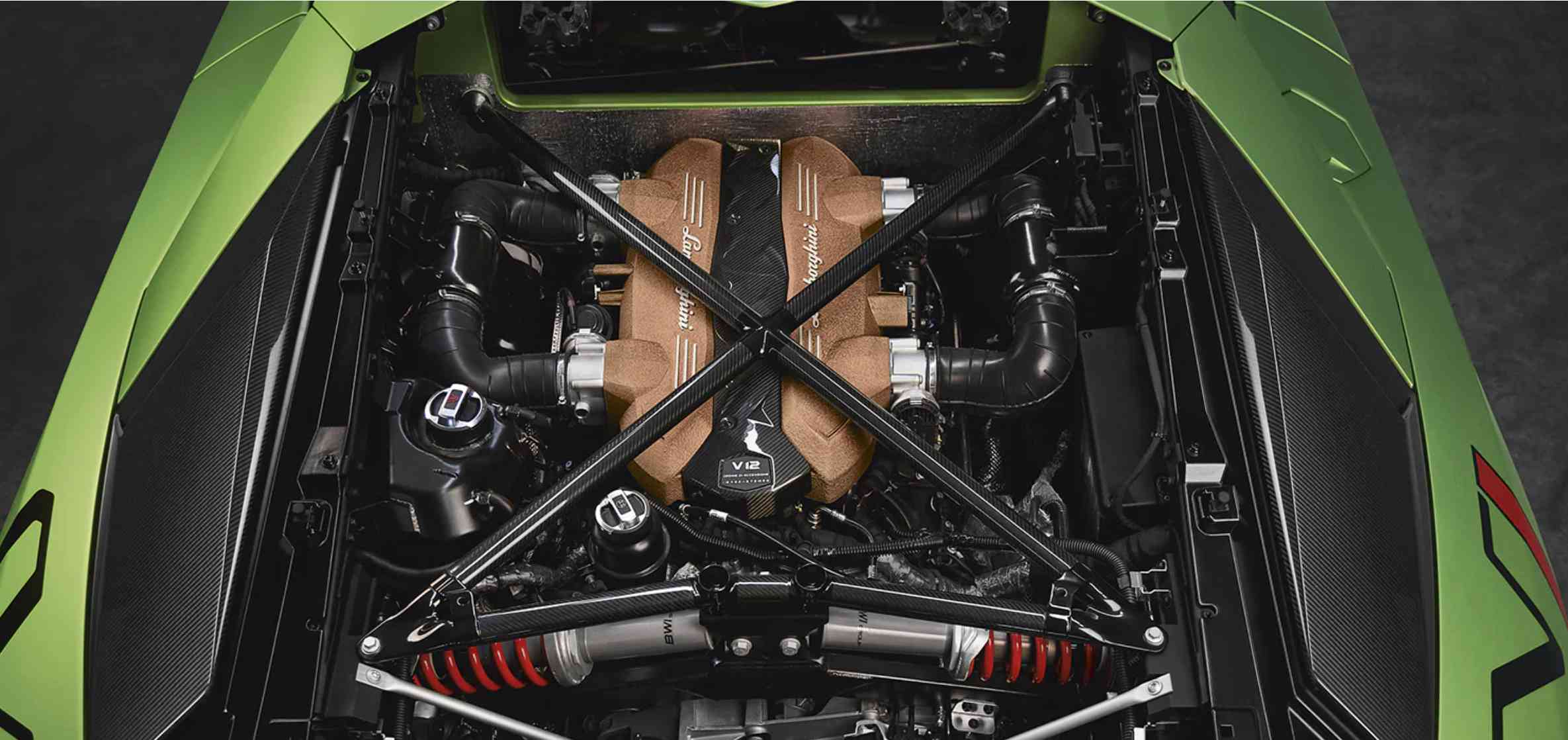 法拉利 812 vs 兰博基尼 Aventador SVJ 谁才是地表最强V12 NA 王者？
