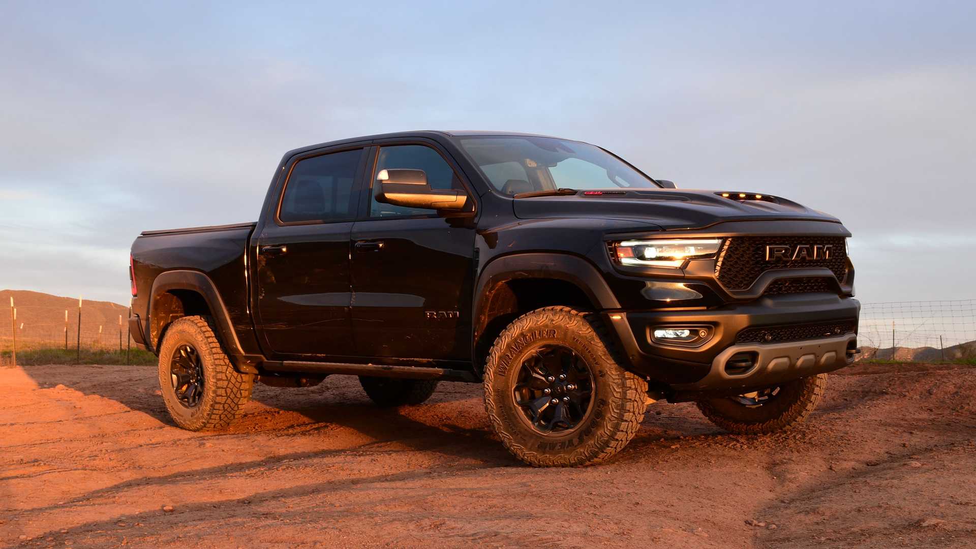 2023 福特 F-150 猛禽 R VS 2022 Ram 1500 TRX