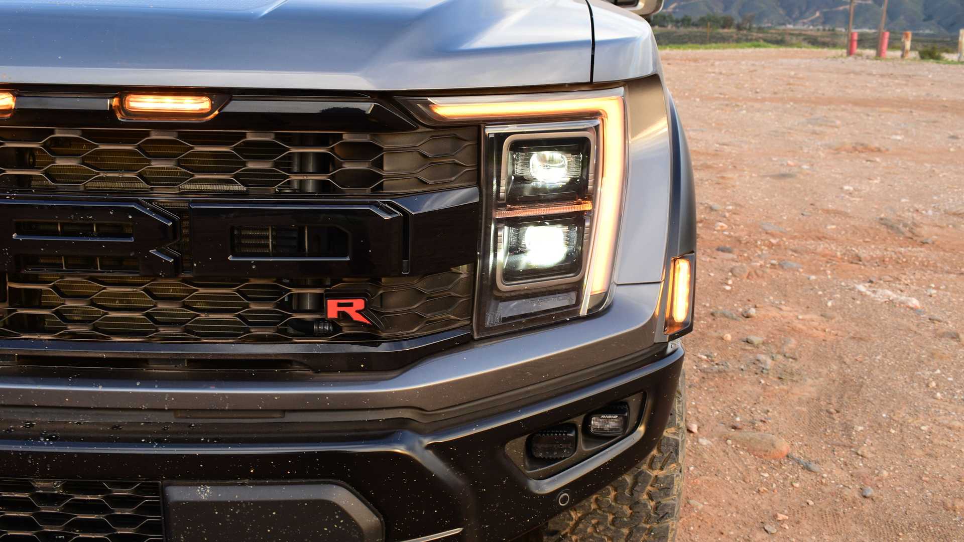 2023 福特 F-150 猛禽 R VS 2022 Ram 1500 TRX