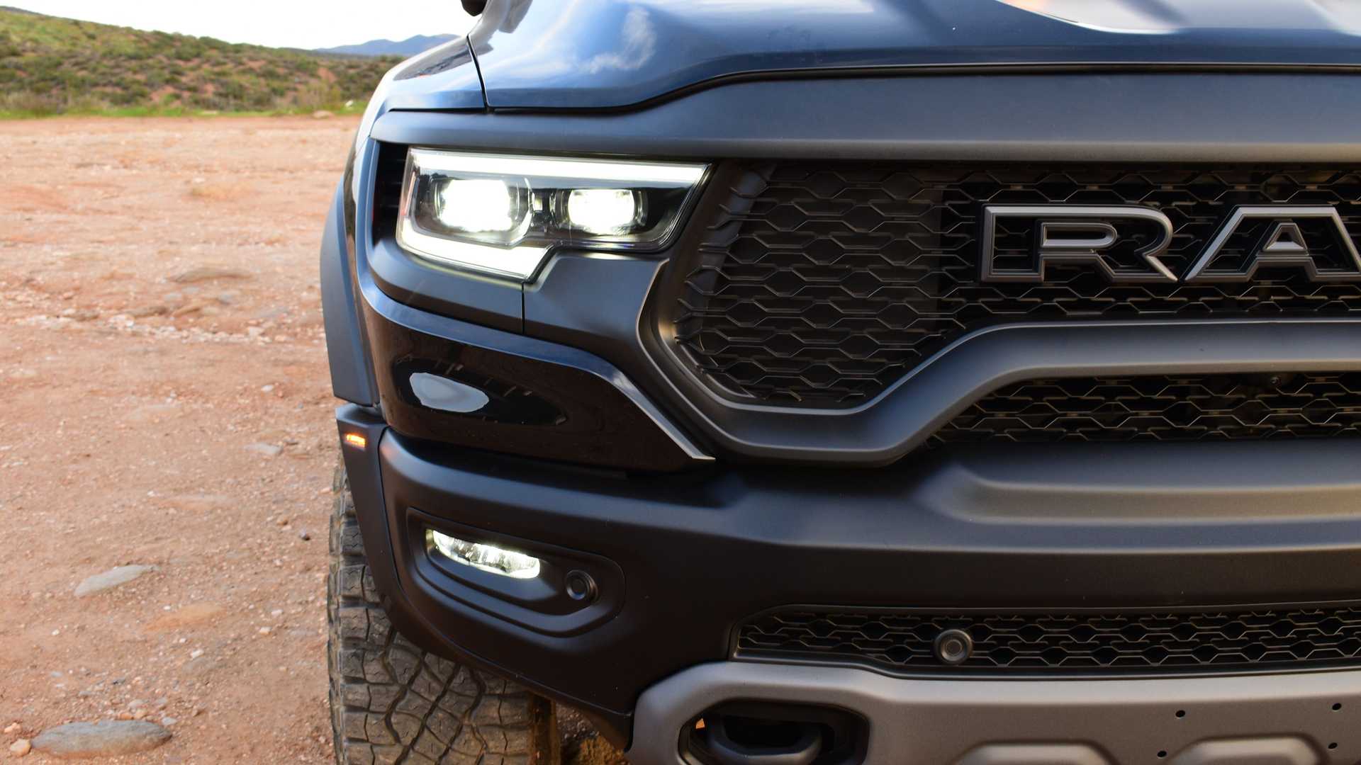 2023 福特 F-150 猛禽 R VS 2022 Ram 1500 TRX