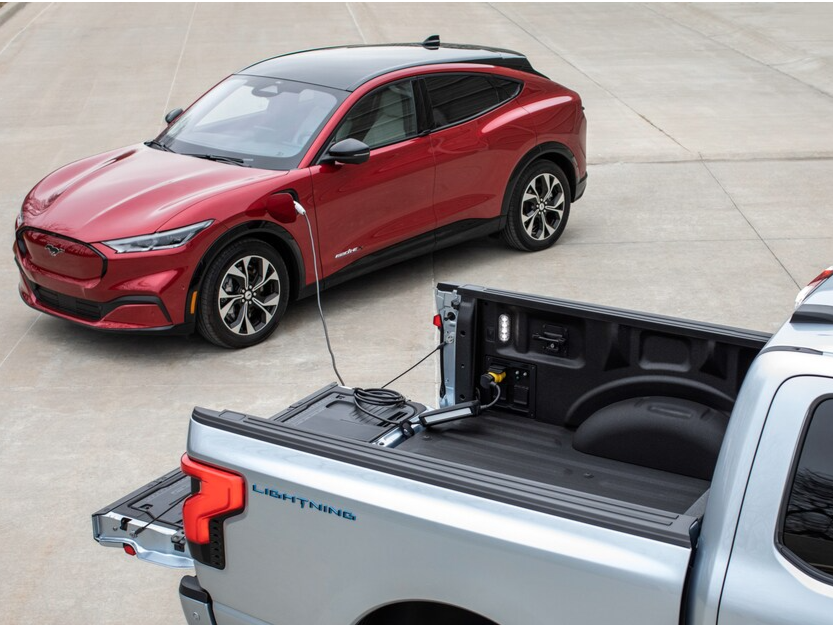 2022 福特 F-150 PowerBoost Hybrid 和 Lightning EV 可为其他电动汽车充电