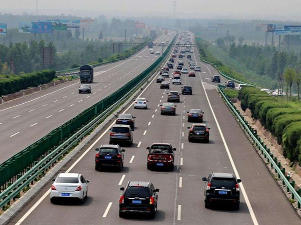 新交规4月1日实施，高速上跑143km/h不扣分，“龟速”行车或记3分